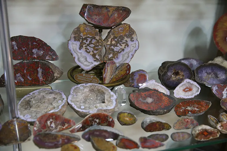 İşlediği süs taşlarını oluşturduğu “müze”de sergiliyor