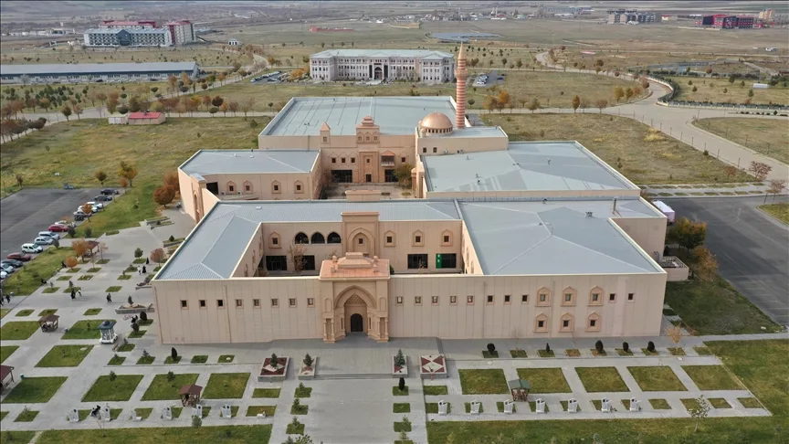 Ağrı’da öğrenciler İshak Paşa Sarayı’na benzer mimarideki modern kütüphanede geleceğe hazırlanıyor