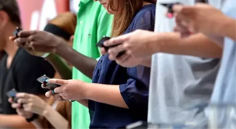 Telefondan uzak kalma korkusu psikolojiyi bozuyor!