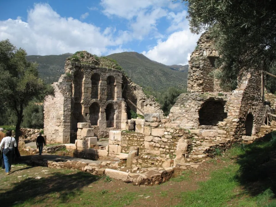 Batı Anadolu’nun En İyi Korunan Kütüphanelerinden Birine Çıkan 1.800 Yıllık Merdiven Antik Nysa’da Keşfedildi