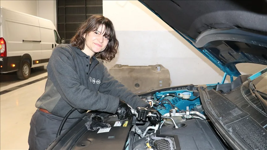 “Dilara usta” otomotiv servisinde araçların bakımını yapıyor