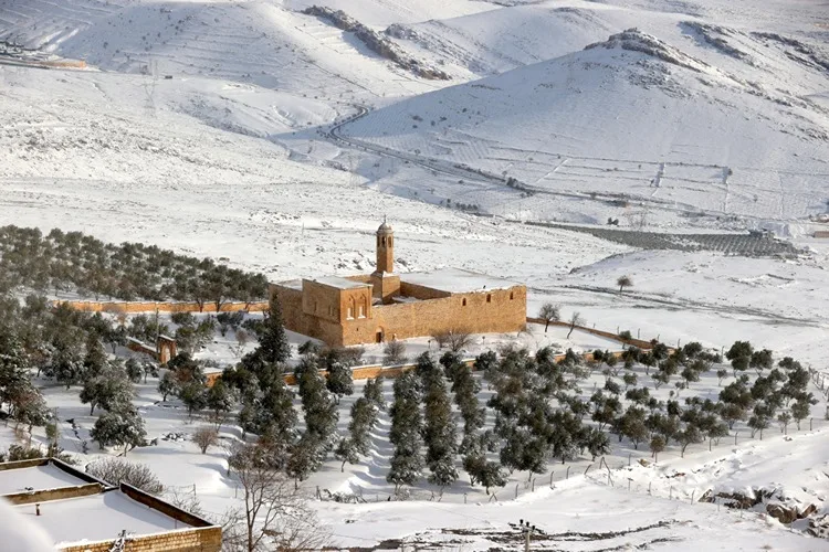Mardin’de tarihi yapılar kar yağışıyla beyaza büründü