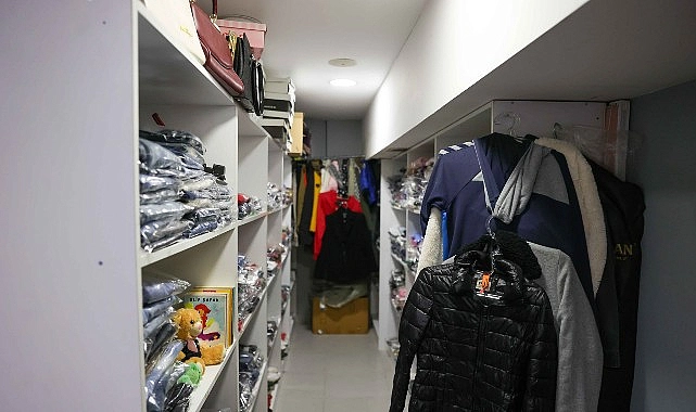 Buca’da giysi kumbaraları ile dayanışma büyüyor