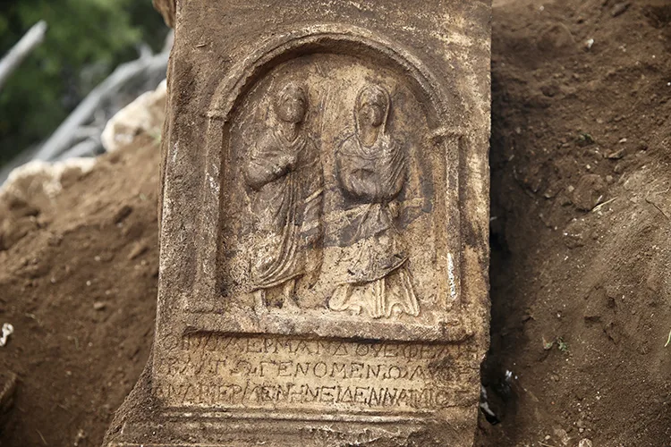 Muğla’da keçi çobanının bulduğu insan figürlü mezar steli korumaya alındı