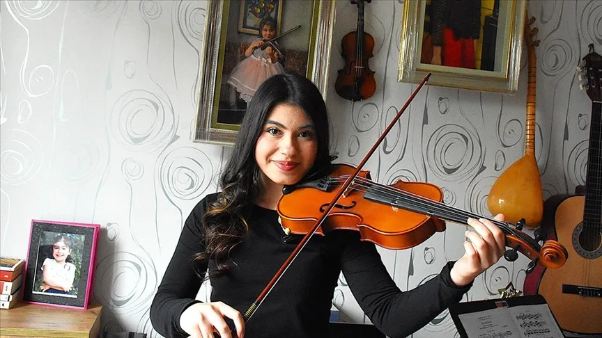 14 yaşındaki keman sanatçısı Ceren, yeteneğiyle adını dünyaya duyuruyor