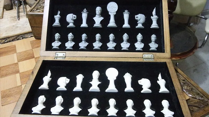 Depremde zarar gören okul sıraları, kültürel figürlü satranç takımına dönüştürüldü