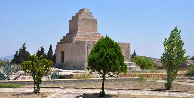 Ege Arkeolojisinin Önemli Eserlerinden Pers Mezar Anıtı