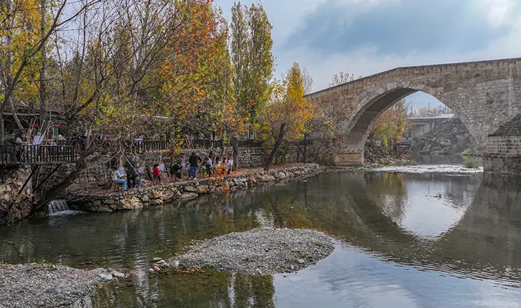 Diyarbakır’da öğrenciler tarihi mekanları ve doğal güzellikleri yerinde resmediyor