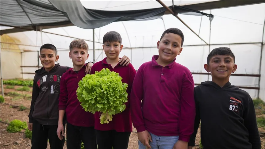 Köy okulunda eğitimi sınıflardan seralara, zeytin ve ceviz bahçelerine taşıdılar