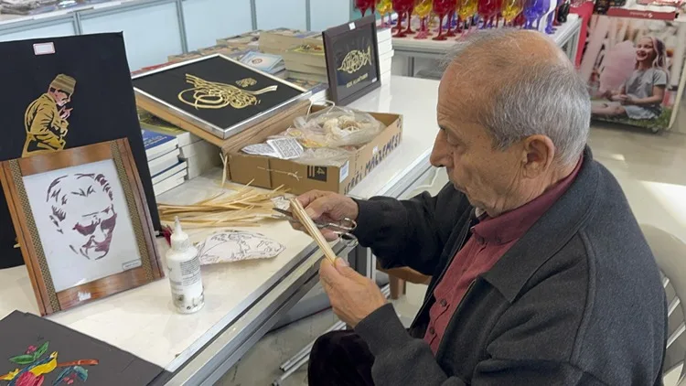 Emekli emniyet müdürü ve oğlu çavdar sapıyla sanatsal eserler ortaya koyuyor