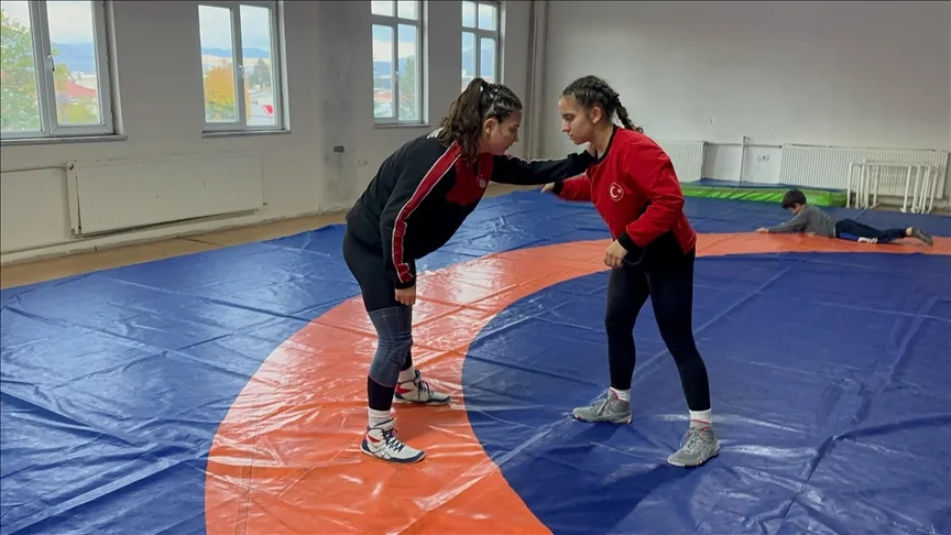 Isparta’da güreşçi kız kardeşler şampiyonluk hedefleri için birlikte antrenman yapıyor