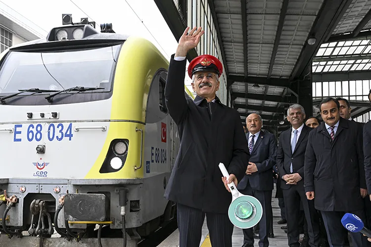 Bakan Uraloğlu, Turistik Doğu Ekspresi’nin yeni sezondaki ilk seferini uğurladı