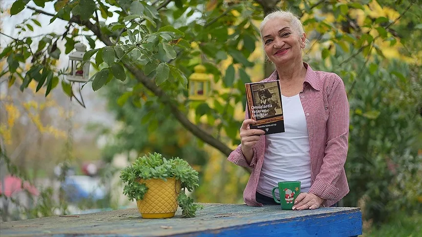 Çocuk felcini babasının omuzlarında aştı vefasını göstermek için kitap yazdı