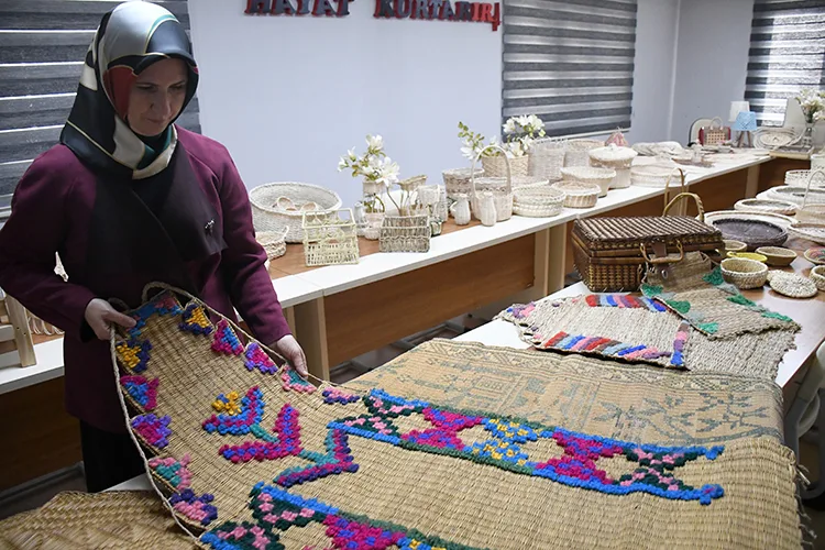 Anneannesinden öğrendiği hasır dokuma sanatını geleceğe aktarıyor