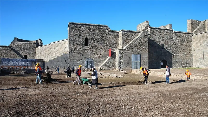 Diyarbakır’da tarihi surun bir bölümü gün yüzüne çıkarıldı