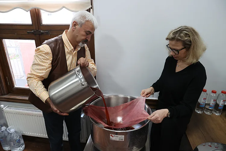 “Efsane renk” Edirne kırmızısı usta ellerde moda ürünlerine dönüşüyor