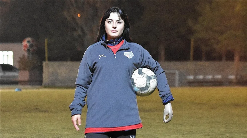 Hümeyra’nın sokaktan yeşil sahalara futbol hikayesi