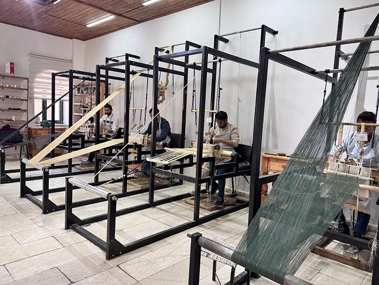 Erkek ustaların dokuduğu tescilli şal şepik kumaşı kadınların elinde ürüne dönüşüyor