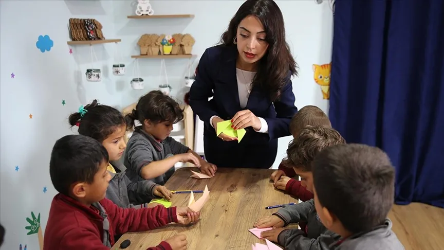 Köy okulundaki öğretmenin girişimiyle açılan sanat atölyesi öğrencilerin becerilerini geliştirdi