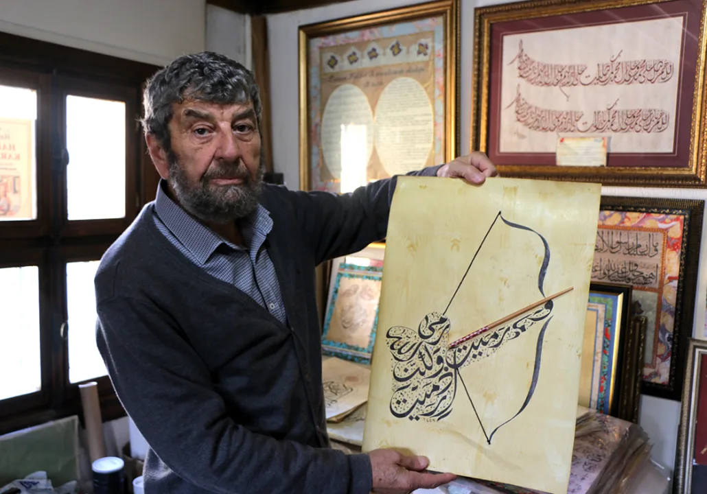 Emekliliğinden sonra öğrendiği hat sanatında yeni ustalar yetiştiriyor