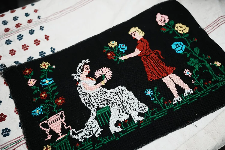 Sandıklardan çıkan asırlık çeyizler ikinci el dükkanında alıcı buluyor