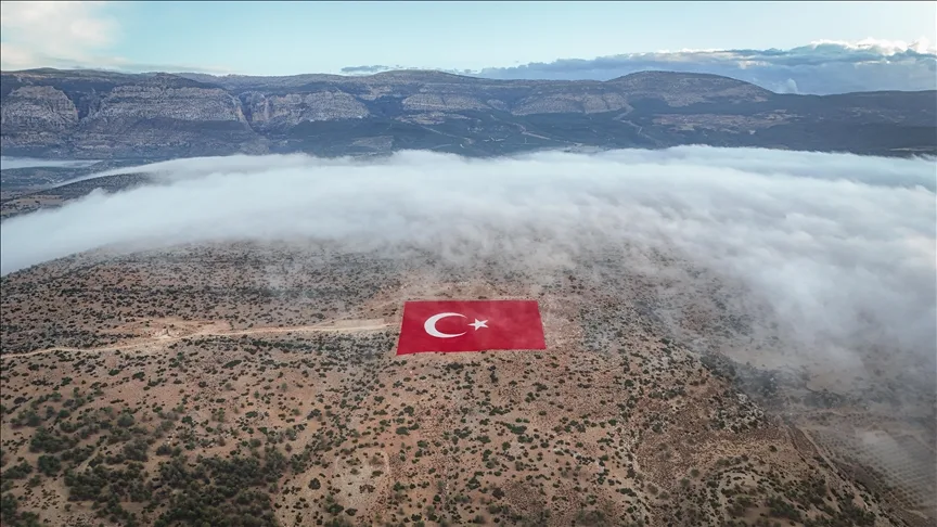 Mersin’de 22 dönümlük araziye işlenen Türk bayrağı siste görüntülendi