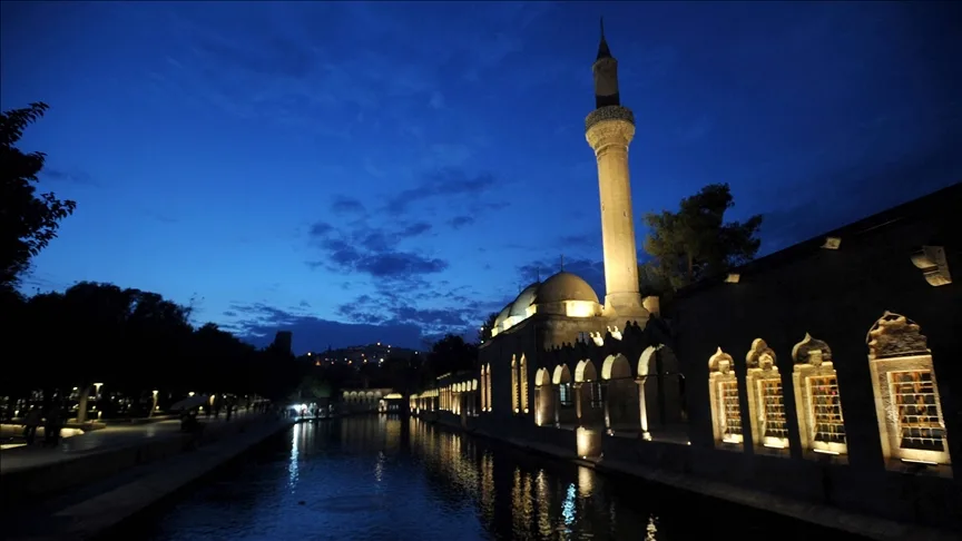 Balıklıgöl’de aydınlatma yenilenebilir enerjiyle güçlendiriliyor