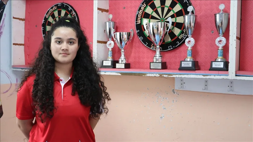 Milli dartçı Zehra Gemi, İngiltere’de altın madalya kazandı