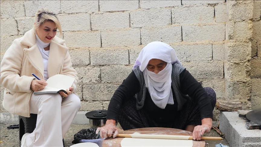 Unutulmaya yüz tutan lezzetleri kayıt altına almak için köyleri geziyor