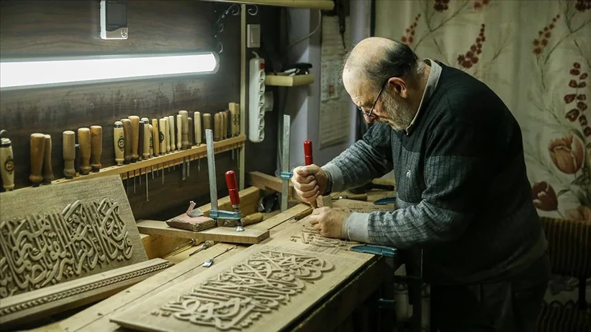 Ailesinin 100 yıldır yaptığı oymacılık bitmesin diye mesleği evinin kilerinde sürdürüyor