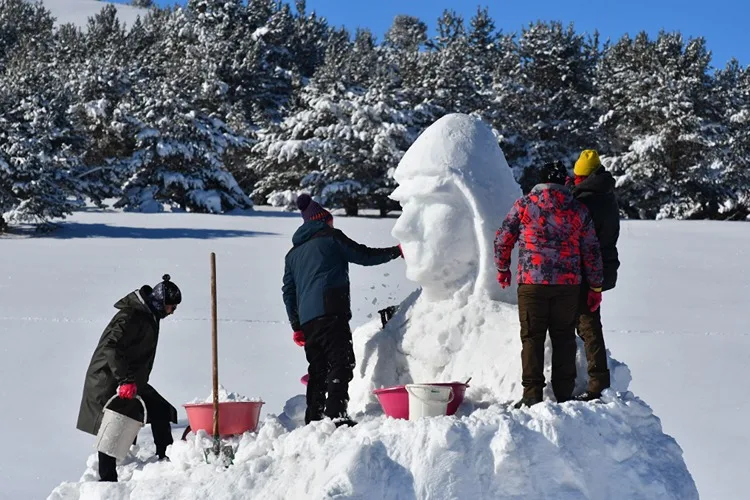 Kars’ta Sarıkamış şehitleri anısına kardan heykellerin yapımına başlandı