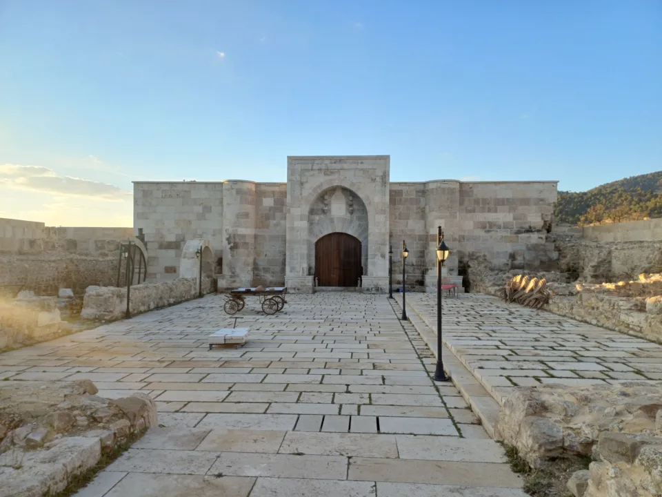 Ticaret Yolu Üzerindeki Huzur ve Güven Anıtı: Çardak Kervansarayı