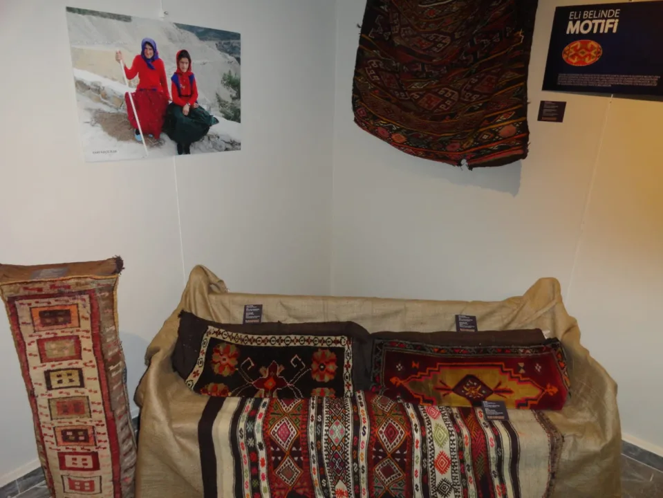 Sevdiğine Sözü Olan Bir Kilim Dokur Sergisi