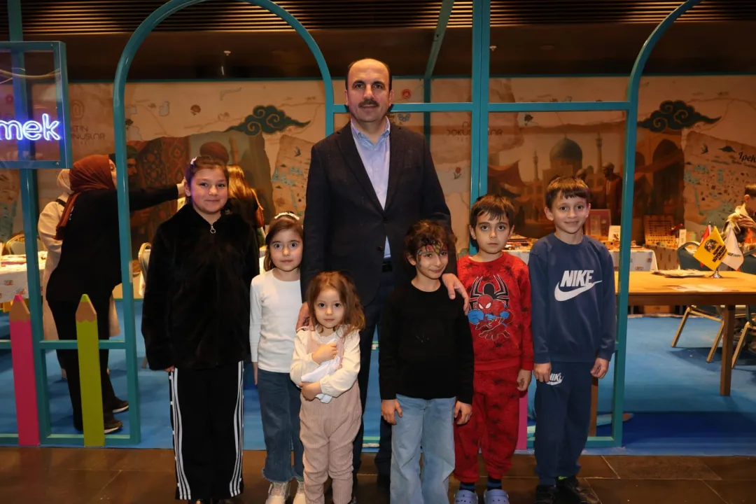 BAŞKAN ALTAY 17. ALTIN DOKUNUŞLAR FESTİVALİ’NDE ZİYARETÇİLERLE VE ÇOCUKLARLA BULUŞTU