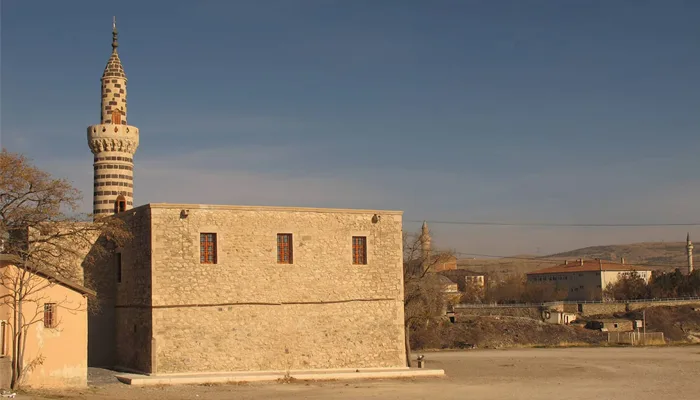 Artukoğullarının Taş İşçiliğini Günümüze Yansıtan Cami
