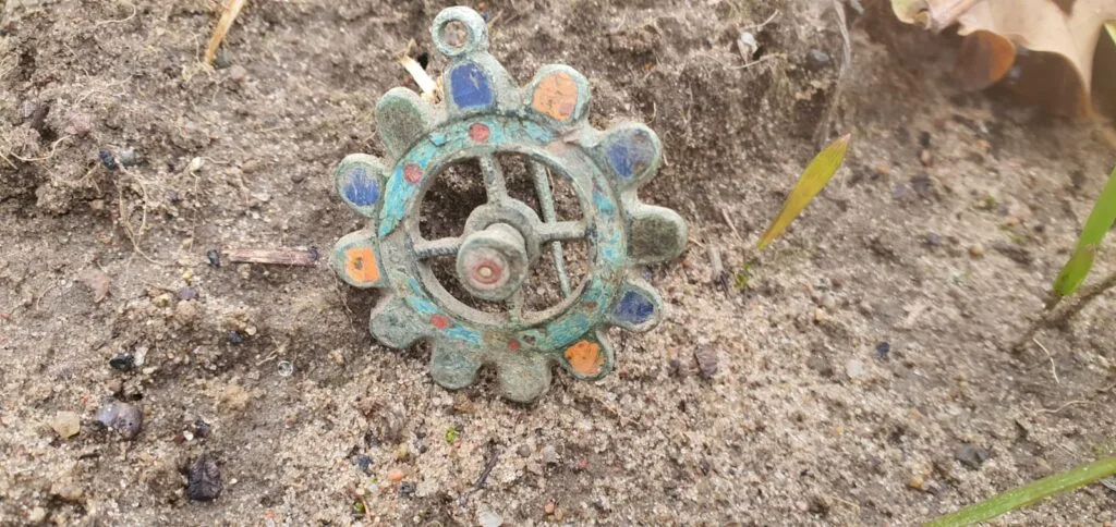 2.000 Yıllık Çok Renkli Roma Emaye Broşu Keşfedildi