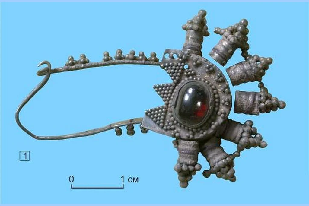 Kuzey Sibirya’nın Yukarı Ob Bölgesinde Mücevherlerle Dolu Soylu Çocuk Mezarları Keşfedildi