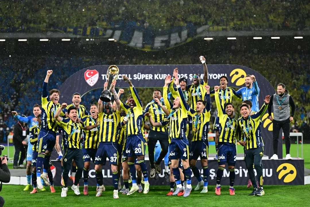 Yılın ilk kupası Fenerbahçe’nin.. Galatasaray’ı rahat geçtiler