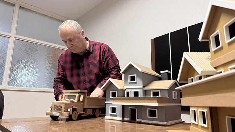 Arkadaşının oğluna ödevinde yardım için başladığı kartondan maket yapımı tutkusu oldu