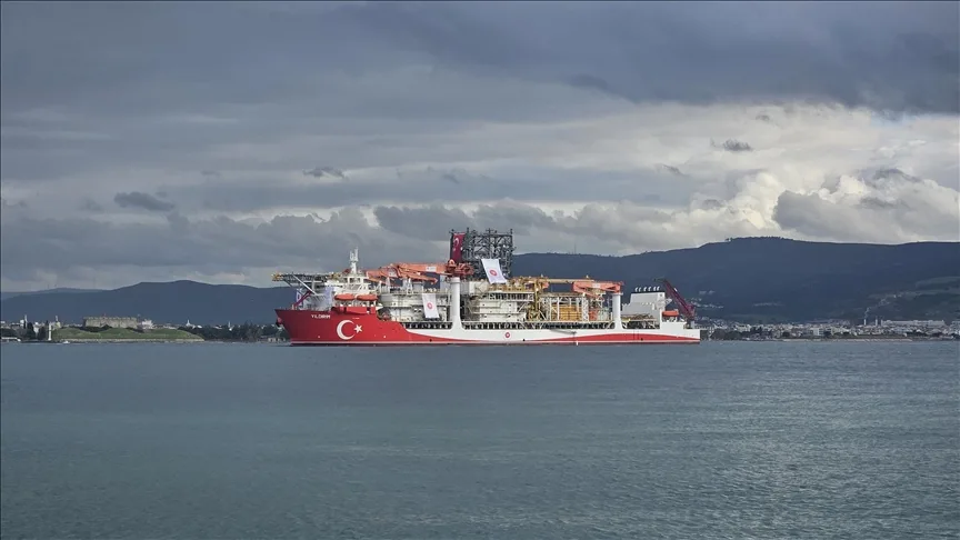 Derin deniz sondaj gemisi “Yıldırım” Çanakkale Boğazı’ndan geçti
