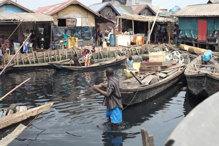 Nijerya’da hükümet tarafından evleri yıkılan yerli halk kanolarda yaşam mücadelesi veriyor