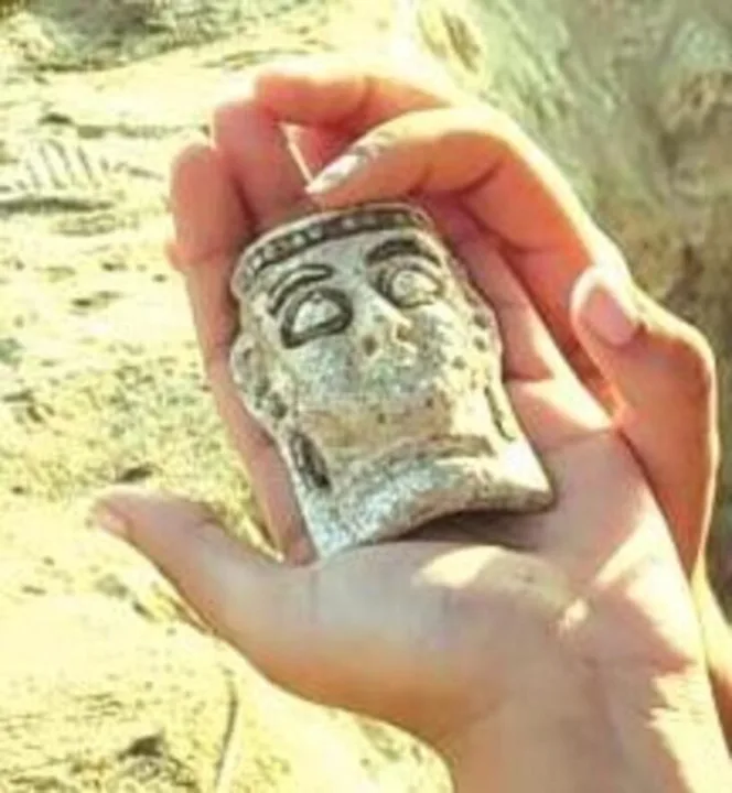 Bahreyn’deki Dilmun Mezar Alanında 3.300 Yıllık Nadir Bir Fayans Maske Ortaya Çıkarıldı