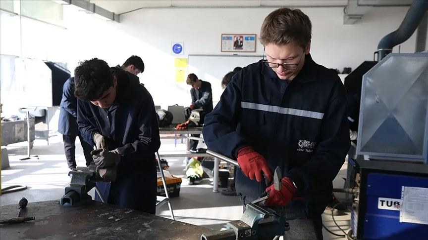 Bursa’da meslek liseliler atıl malzemeleri geri dönüşüme kazandırıyor