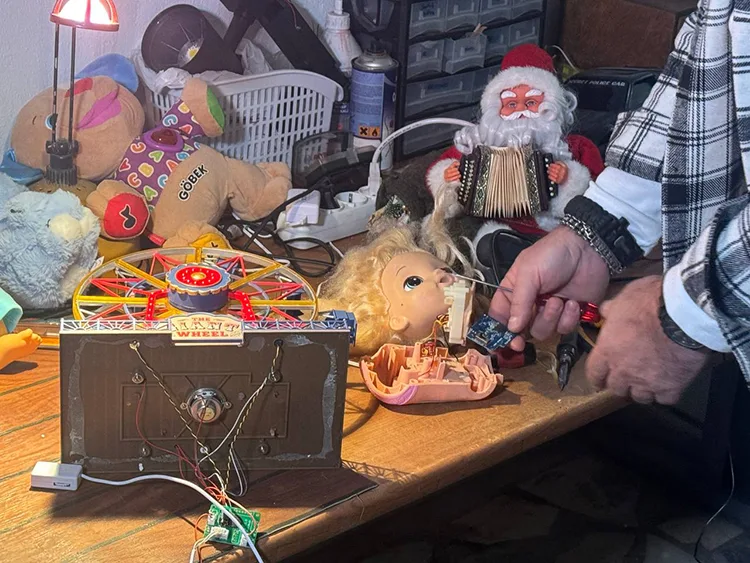 Emekli mühendis, “hasta” olarak tanımladığı oyuncakları çocuklar için onarıyor