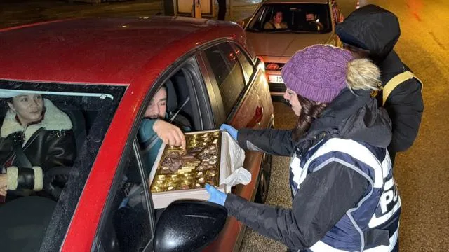 Denetimlerde alkolsüz sürücülere çikolata ikram edildi