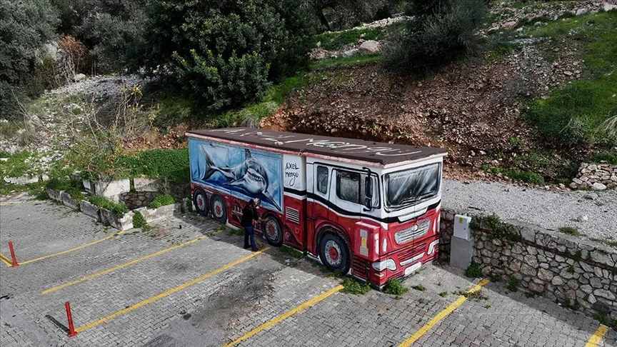 “Grafiti” sanatçısı Axel Mengü, turistik ilçeye renk katıyor