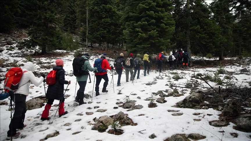 Adana’da beyaza bürünen Armutoluğu Yaylası dağcılık tutkunlarına parkur oluyor