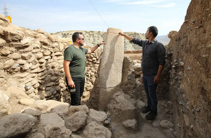 12.000 Yıllık Boncuklu Tarla Alanında 2 Metre Uzunluğunda Taş Blok Bulundu