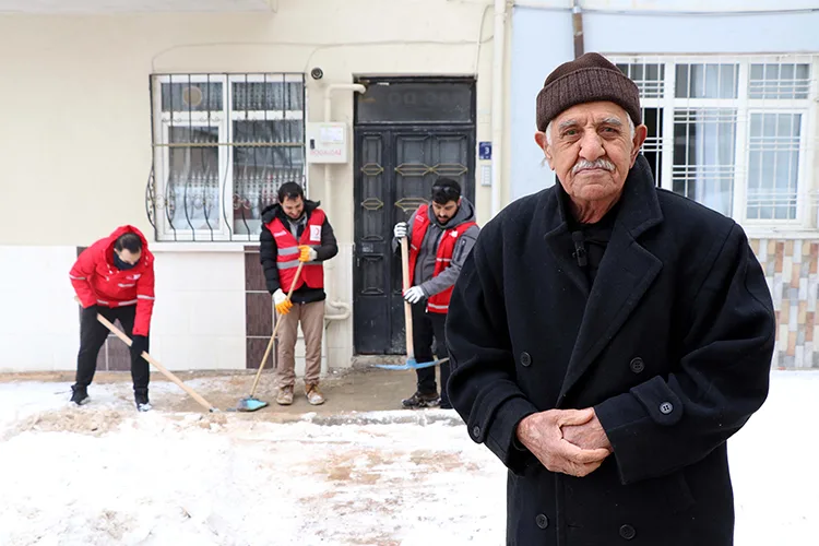 Gönüllü gençler, yaşlı ve engellilerin evlerinin önündeki kar ve buzu temizliyor