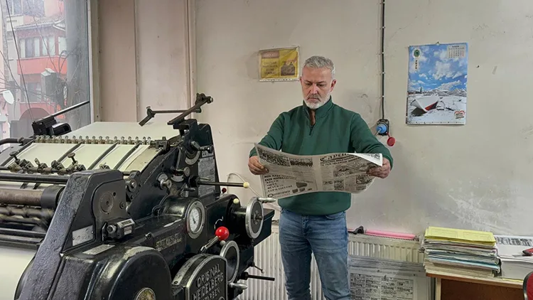 42 yıllık gazeteci birikimini aktardığı oğluyla mesleğini sürdürüyor